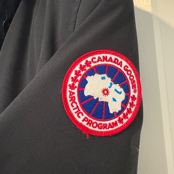 Pristine Women’s Canada Goose Kensington Size Medium - Picture 6 of 6